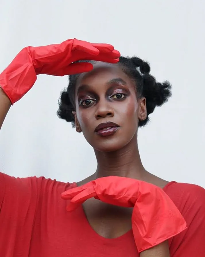 Retrato de belleza con guantes rojos y maquillaje editorial