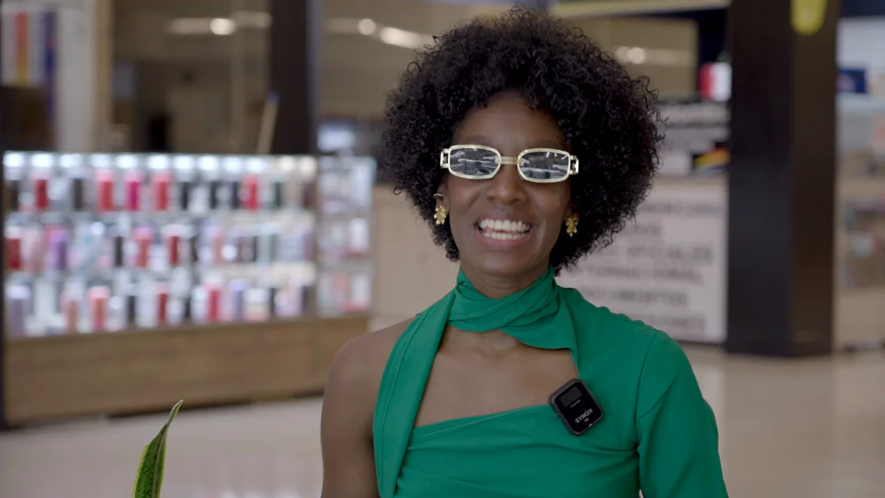 Daha Garcés sonriendo durante una entrevista en el Centro Comercial La Estación